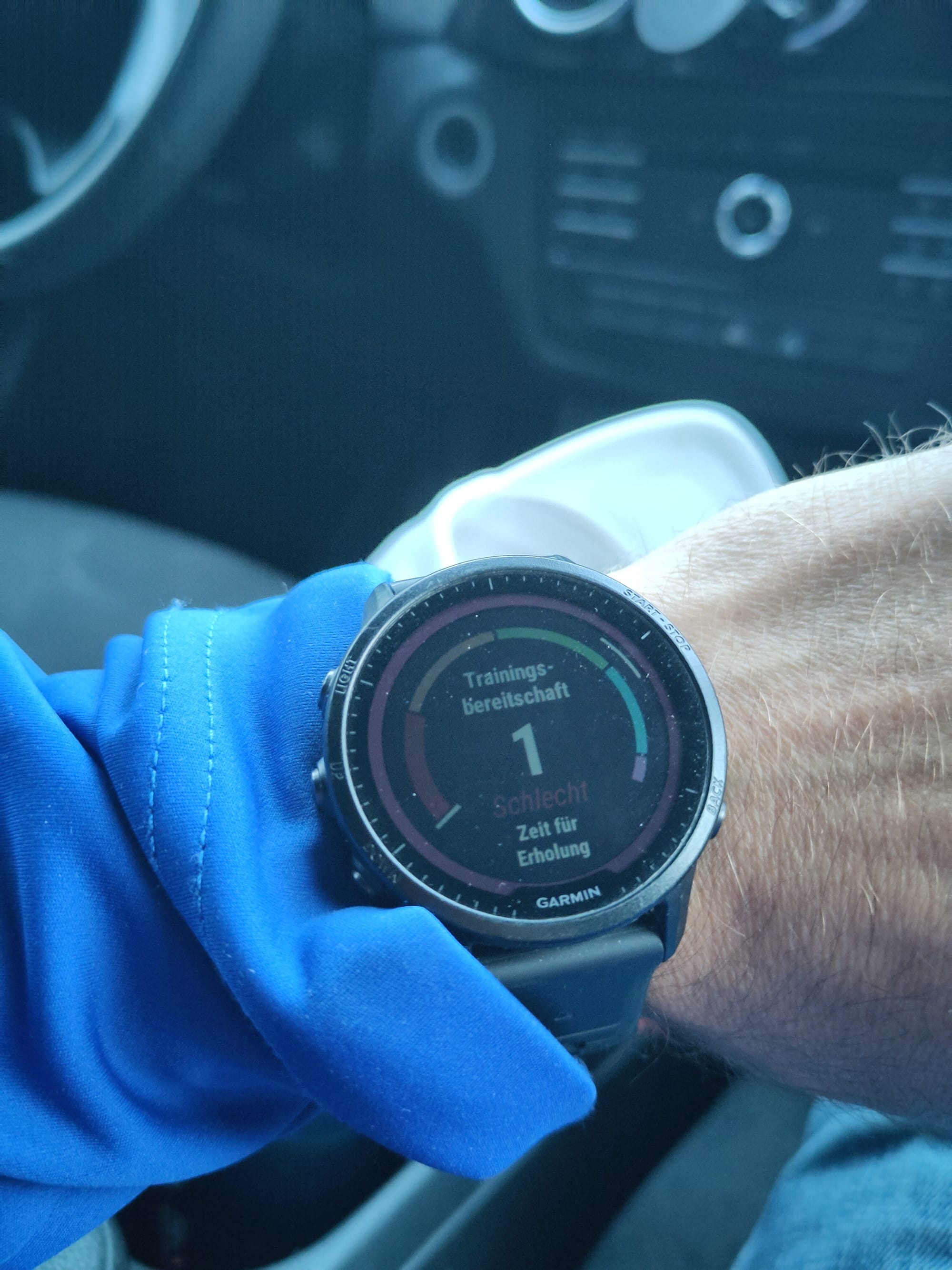 Sogar unserem Kolumnisten geht manchmal die Luft aus: Display seiner Uhr nach einem Berg-Ultramarathon. Bild: Jörg Scheller