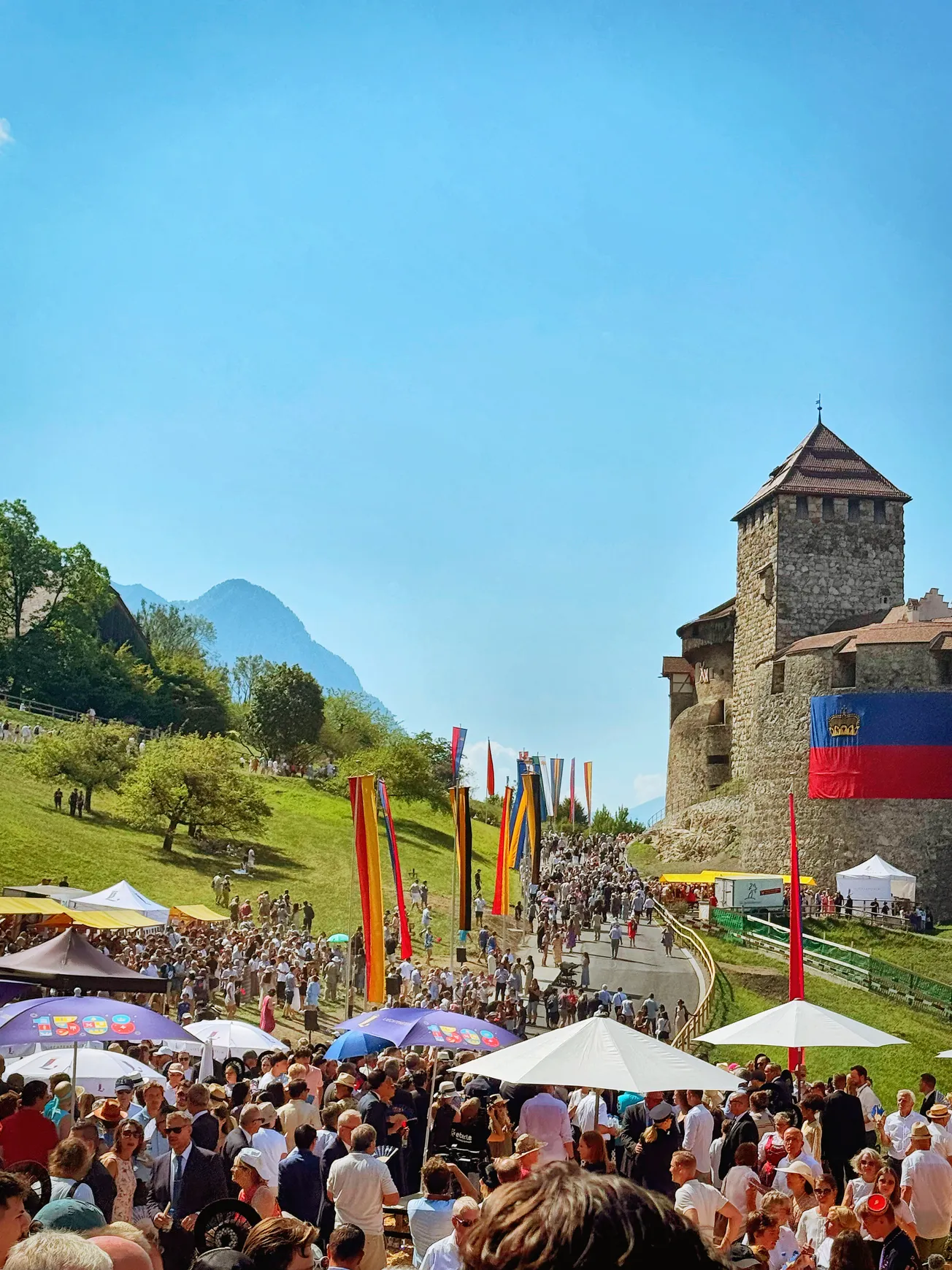 Bier und Brezeln mit dem Fürsten: Am Staatsfeiertag kommen in Liechtenstein Fürstenhaus, Politik und Bevölkerung zusammen