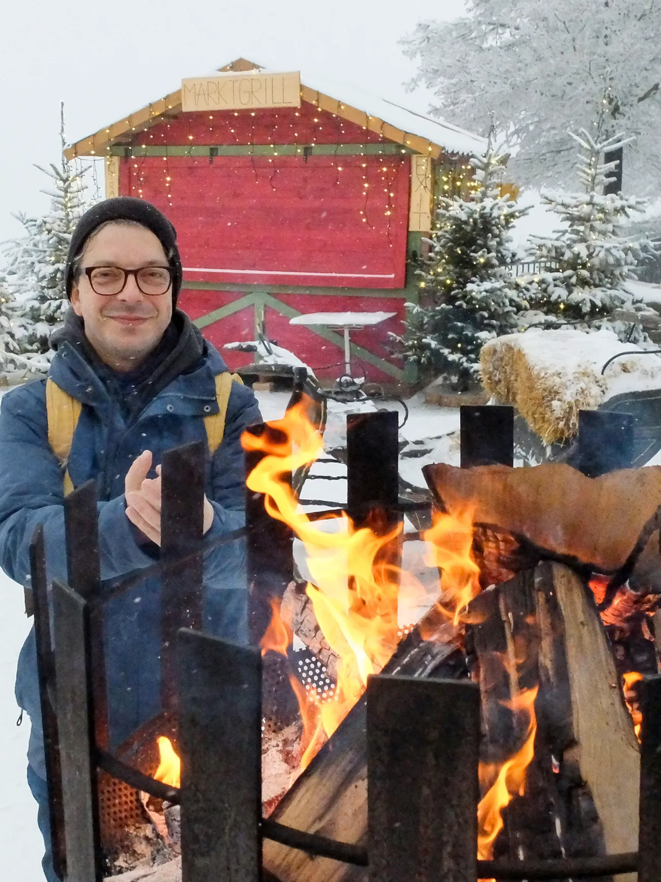 Nacht des Monats im Schneetreiben
